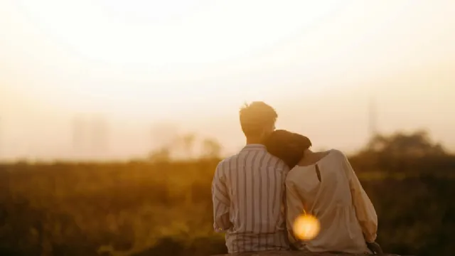youtuber-welcomes-girlfriend-with-dhol-celebration-at-airport-some-call-it-cute-others-dub-it-drama-viral-video